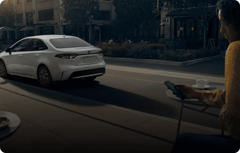 Mecánico revisando un motor Toyota